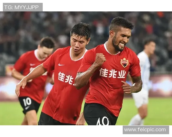 上海绿地迎战重庆球队全力争胜期待精彩对决与球迷共庆足球盛宴